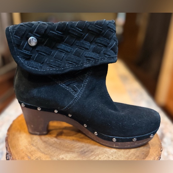 UGG Black Suede Leather Booties. Wooden heels. Size 7. GUC - Picture 10 of 13